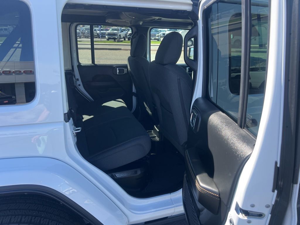 Used 2025 Jeep Wrangler Unlimited Sahara AWD/4WD image 29