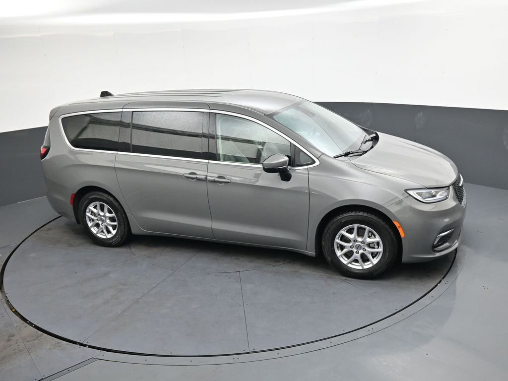 Used 2023 Chrysler Pacifica Touring-L image 25