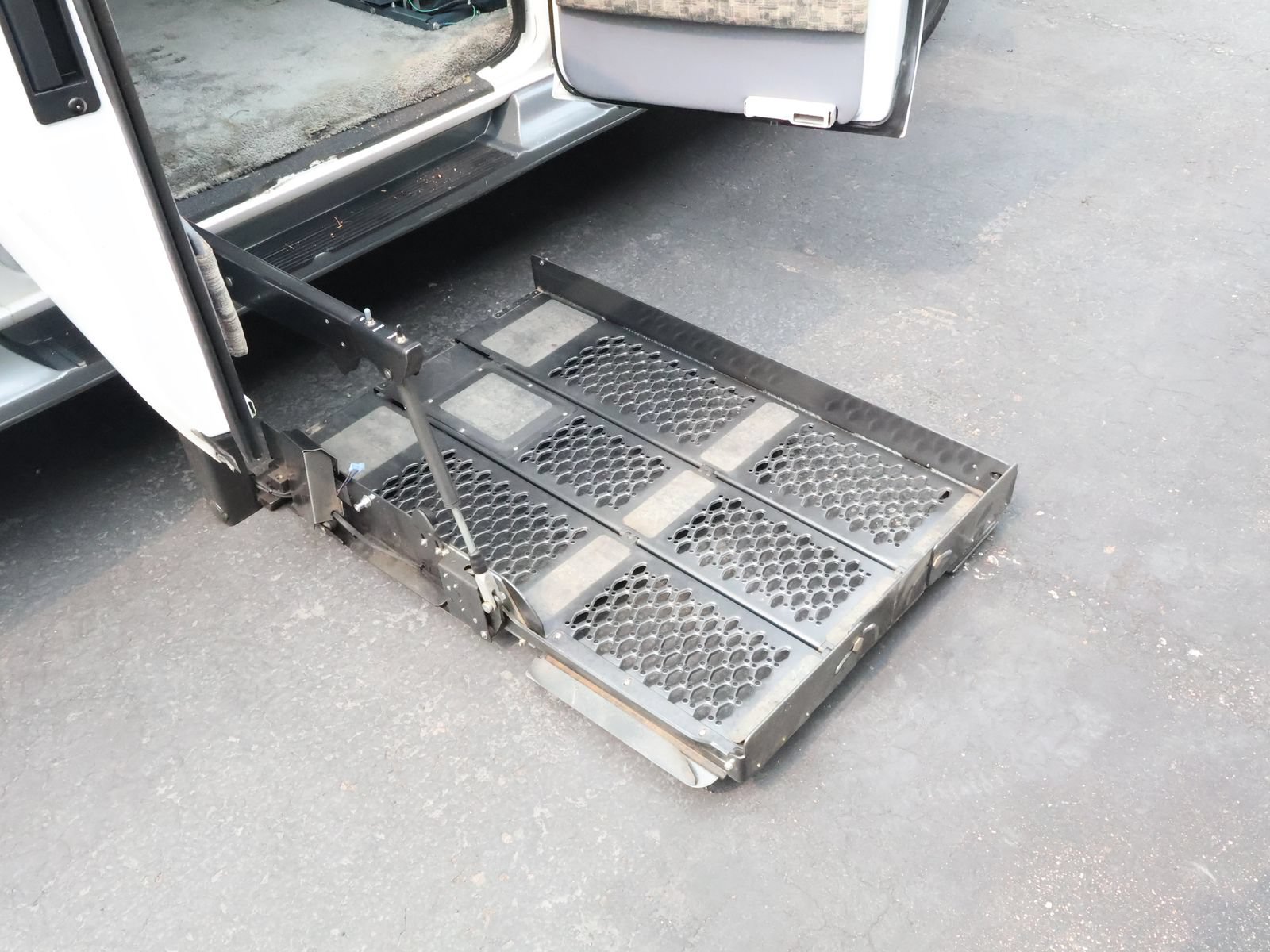 Used 2000 Ford E-150 and Econoline 150 RWD image 24