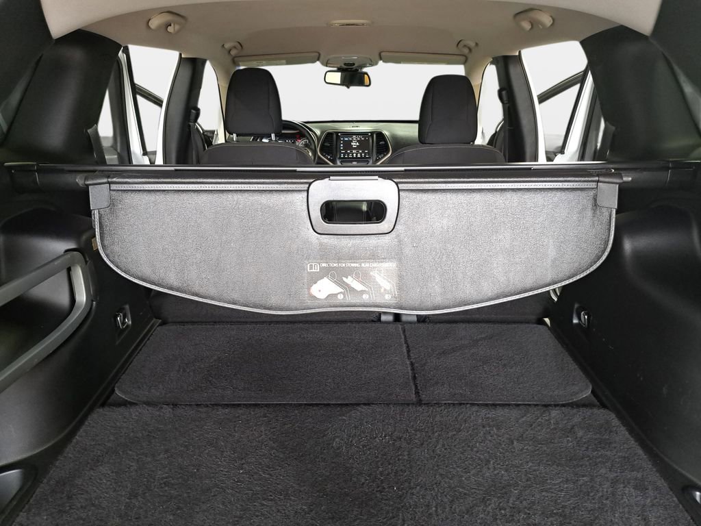 Used 2016 Jeep Cherokee Latitude w/ Cold Weather Group AWD/4WD image 13