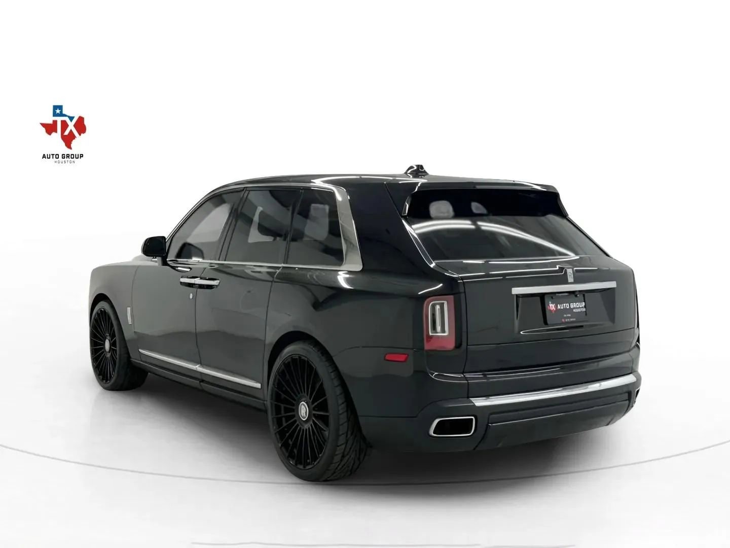 Used 2019 Rolls-Royce Cullinan image 3
