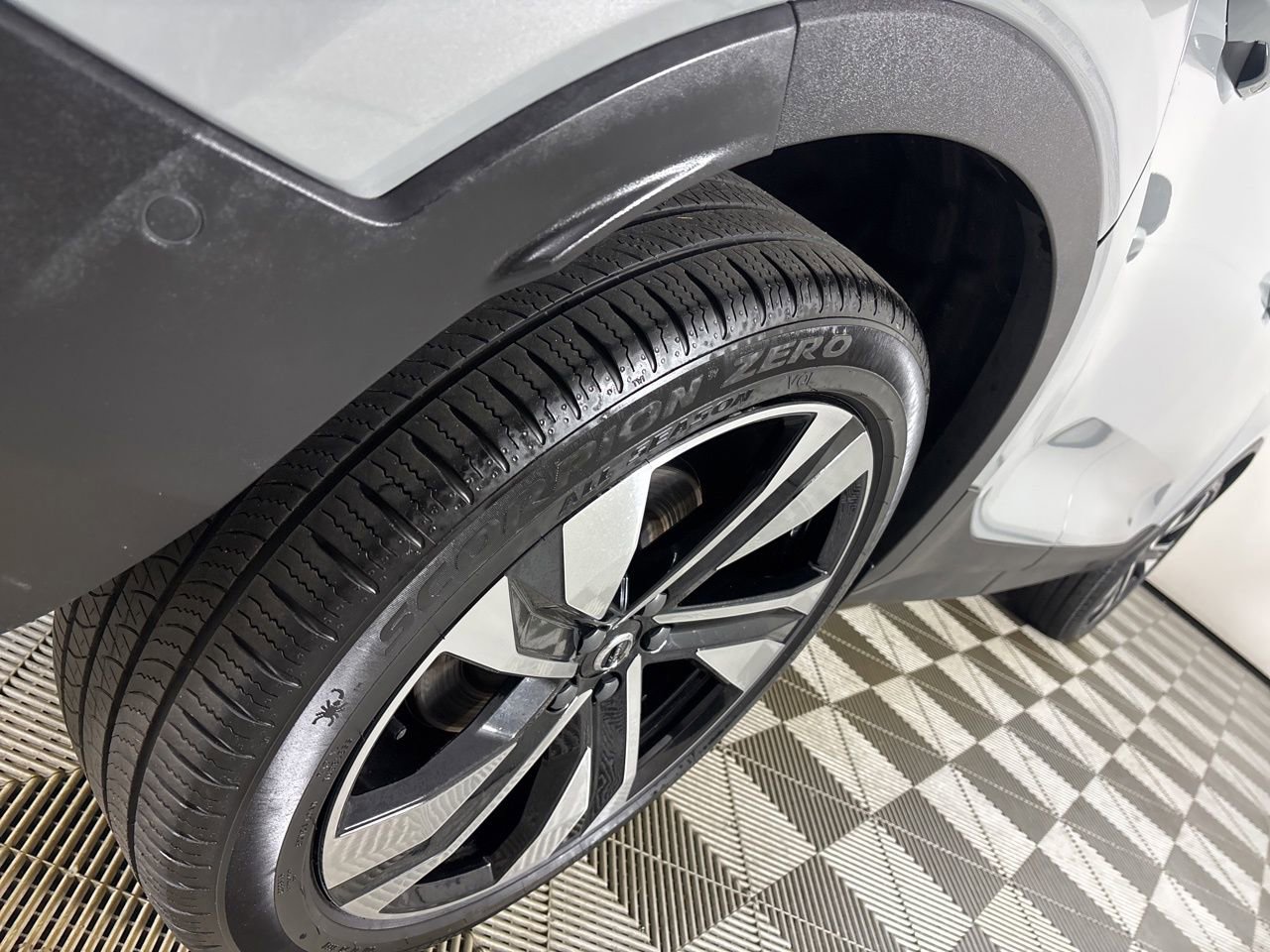 Used 2024 Volvo XC40 B5 Ultimate w/ Protection Package Premier image 32