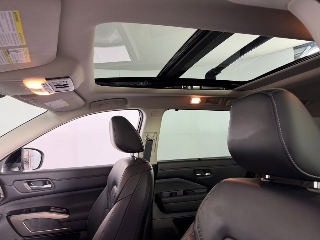 Used 2024 Nissan Pathfinder Platinum w/ Black Appearance Package image 26