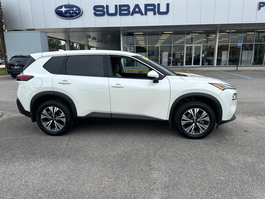 Used 2023 Nissan Rogue SV image 2