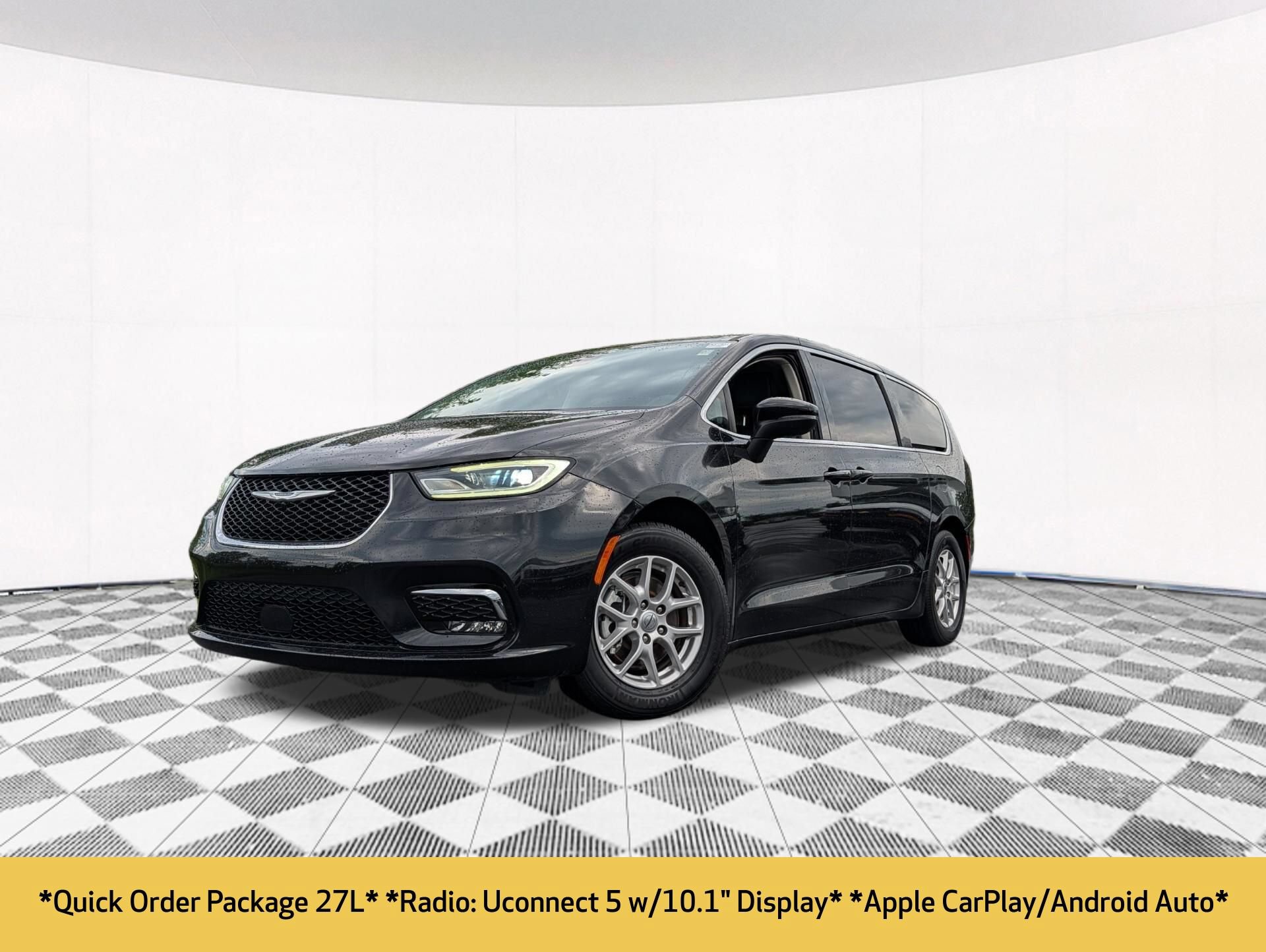 Used 2023 Chrysler Pacifica Touring-L FWD image 2