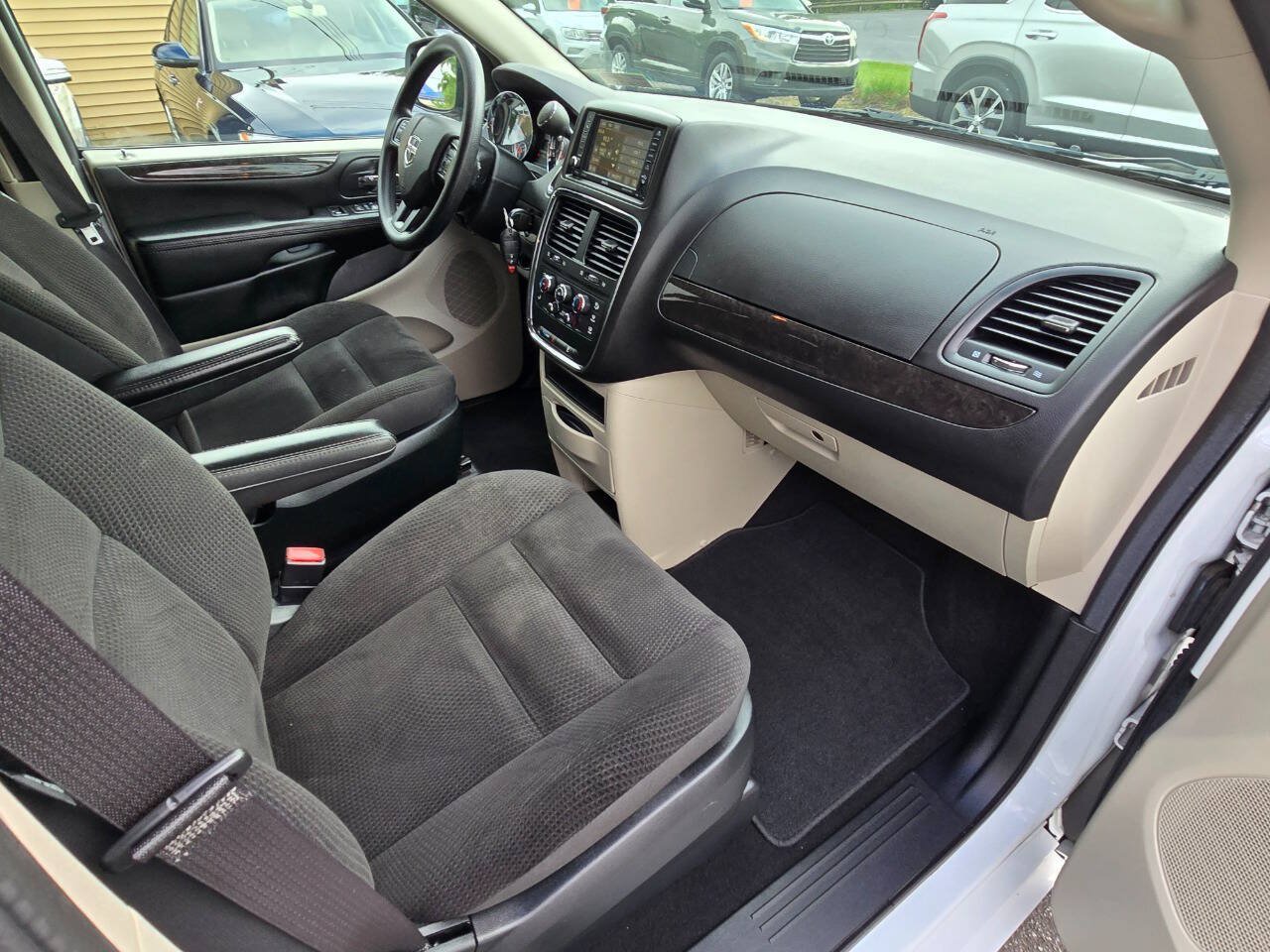 Used 2018 Dodge Grand Caravan SE w/ UConnect Hands-Free Group FWD image 31