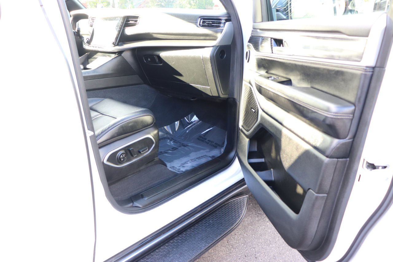 Used 2024 Jeep Wagoneer L Series II w/ Flexible Seating Group image 17