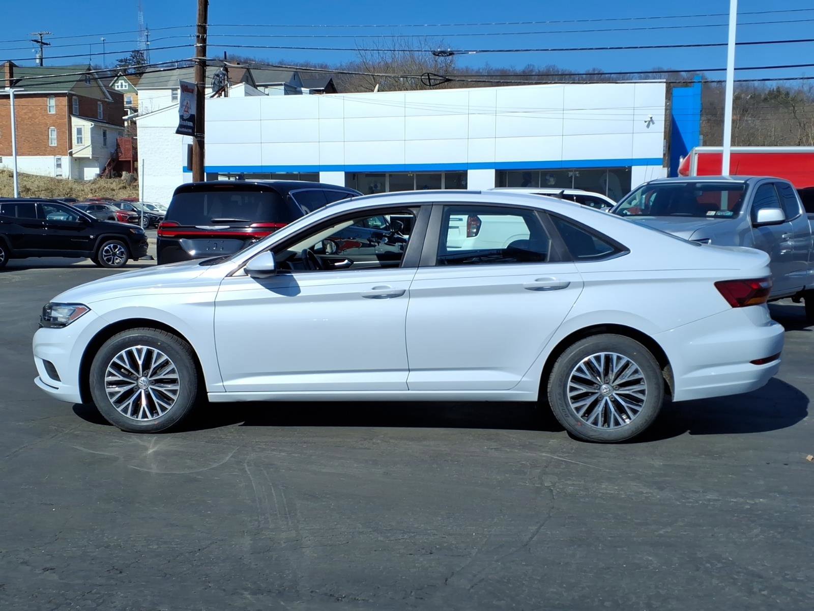 Used 2019 Volkswagen Jetta SE image 2