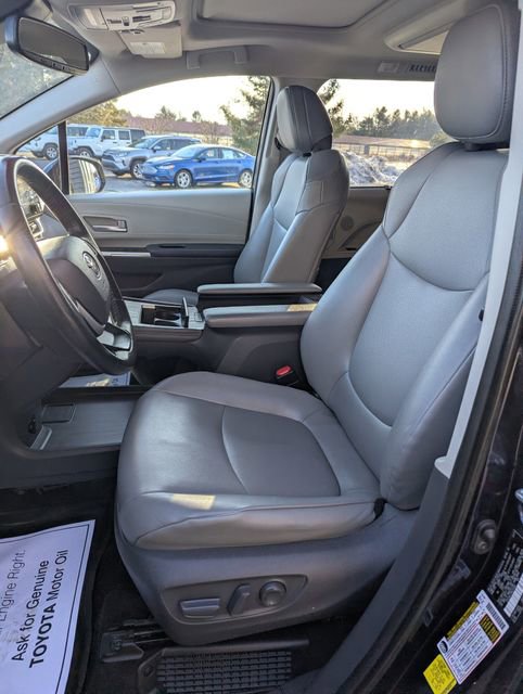 Used 2021 Toyota Sienna XLE w/ XLE Plus Package image 11