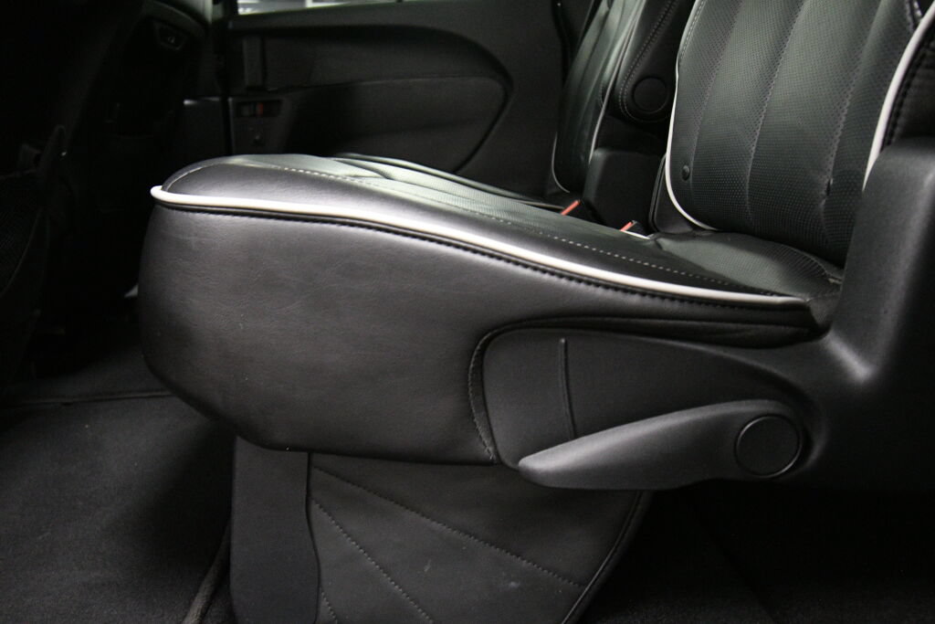 Used 2025 Chrysler Pacifica Limited FWD image 24
