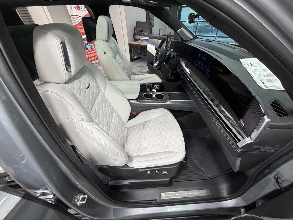 Used 2025 Cadillac Escalade ESV V image 54
