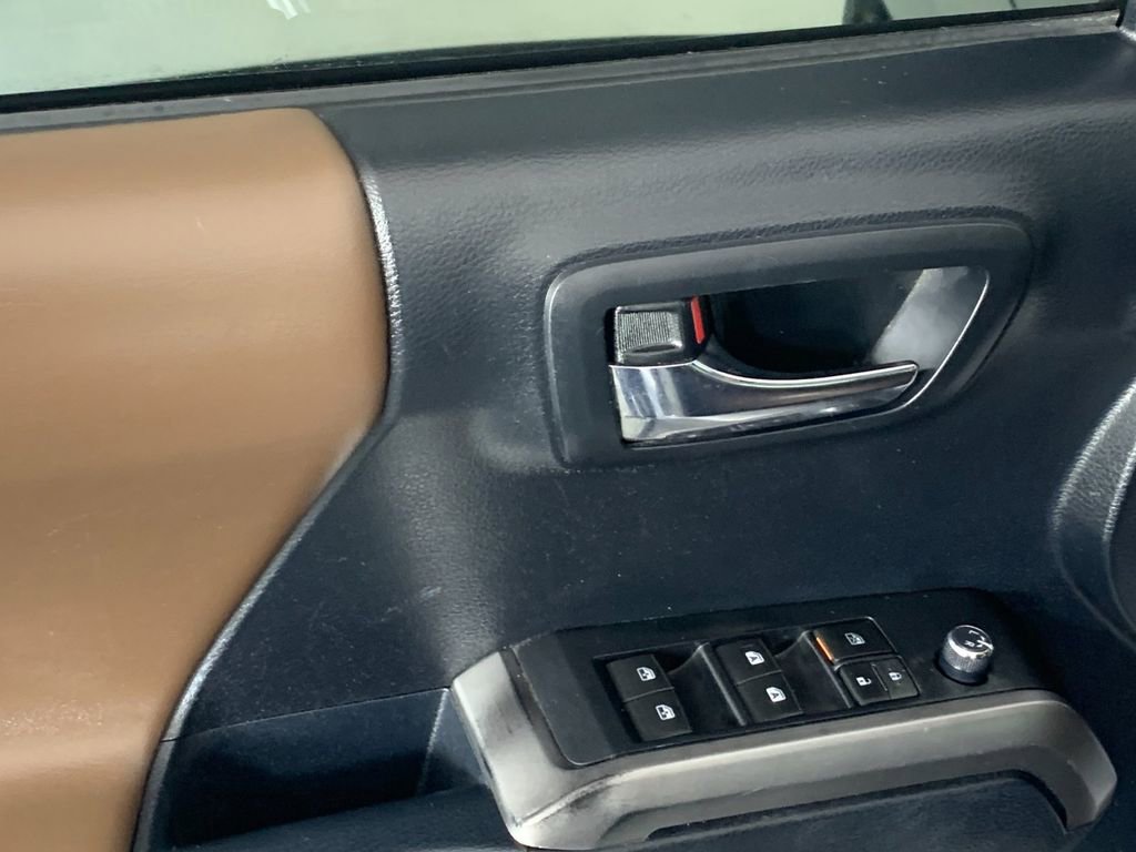 Used 2016 Toyota Tacoma Limited w/ Towing Package image 15