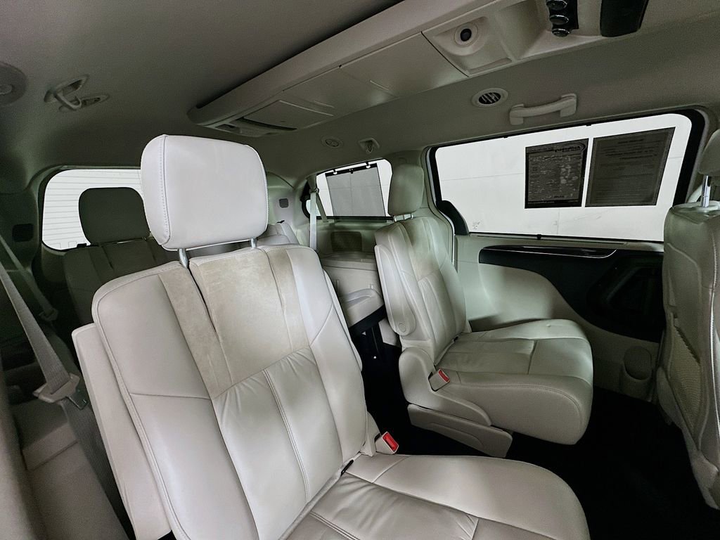 Used 2014 Chrysler Town & Country Limited image 29