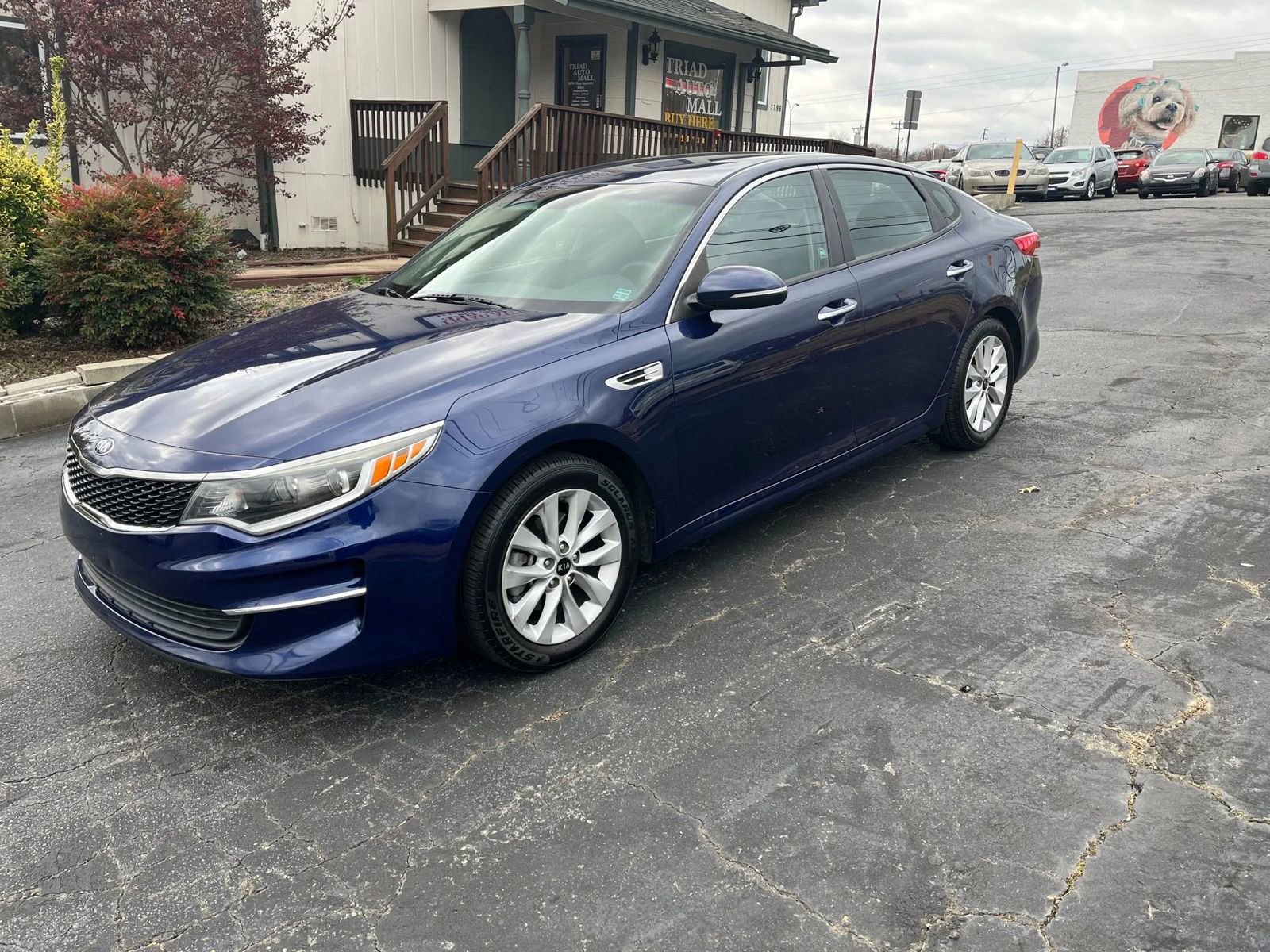 Used 2018 Kia Optima LX w/ 17" Alloy Wheels Package FWD image 3