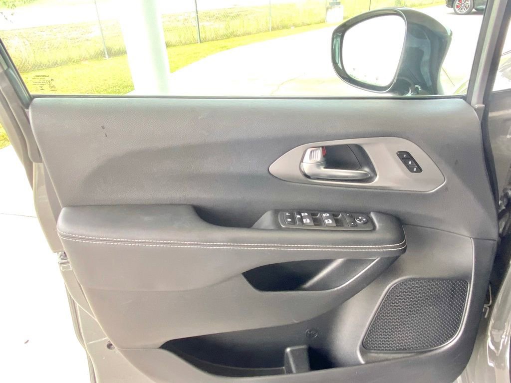 Used 2025 Chrysler Pacifica Select FWD image 11