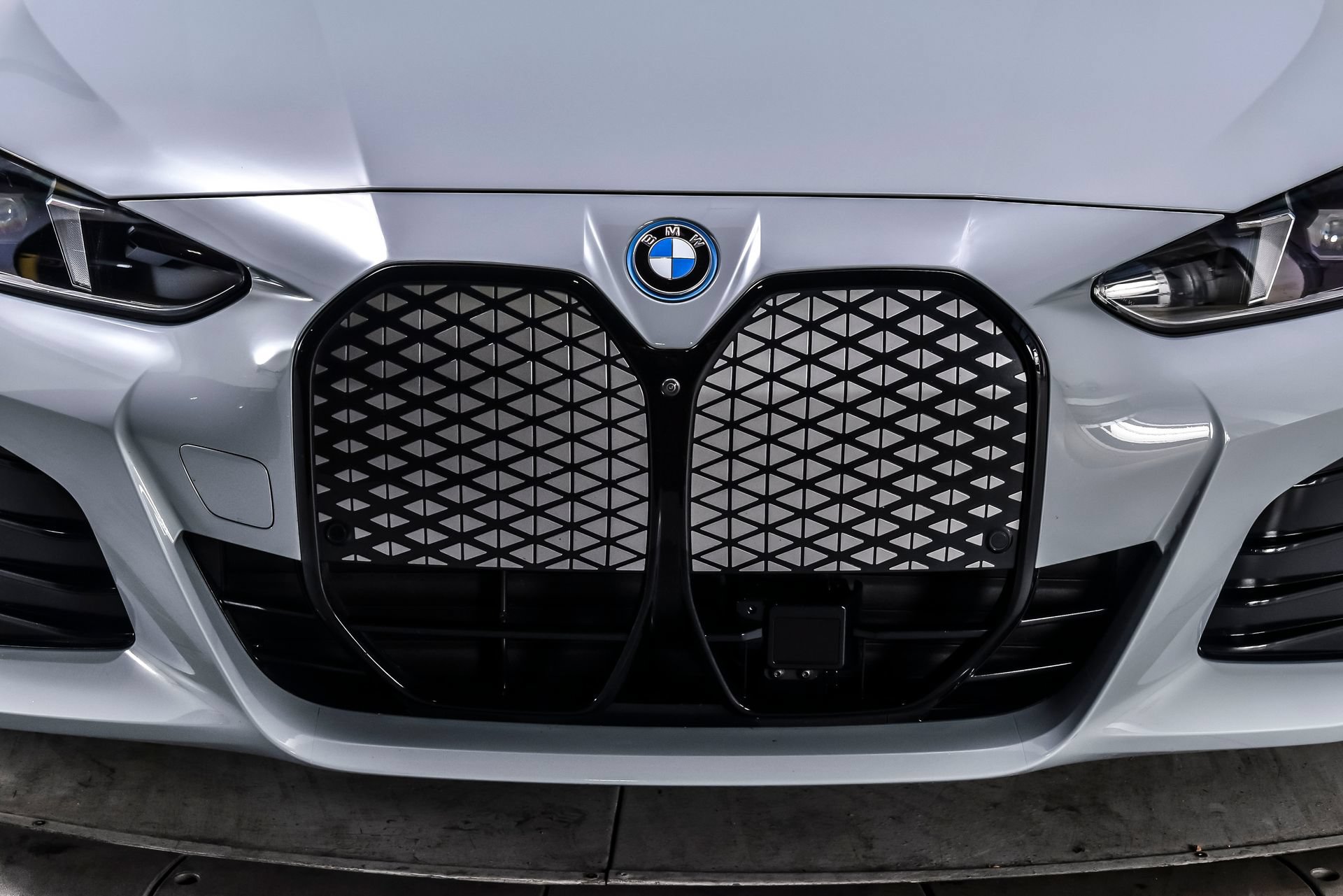 Used 2025 BMW i4 xDrive40i w/ M Sport Package AWD/4WD image 9