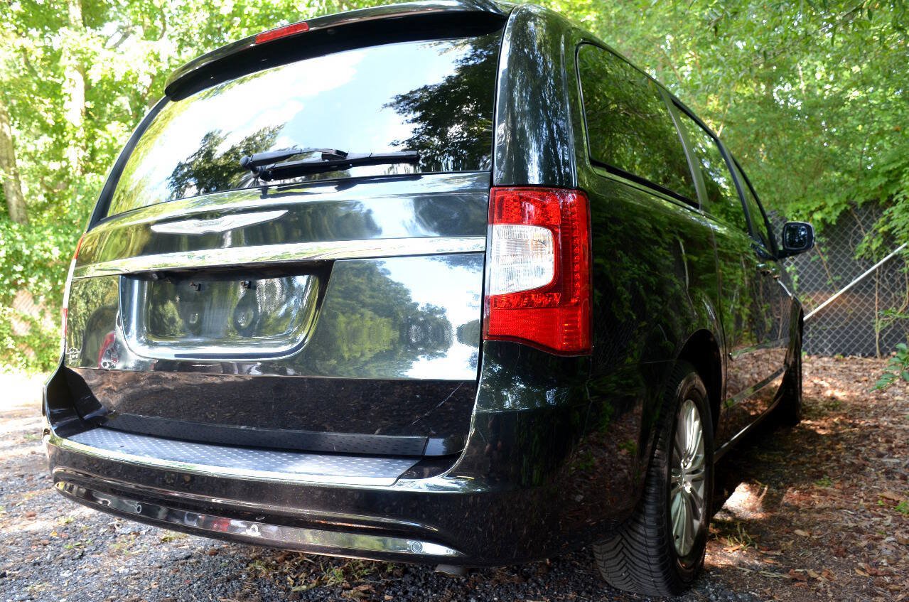 Used 2015 Chrysler Town & Country Touring-L w/ Driver Convenience Group FWD image 5