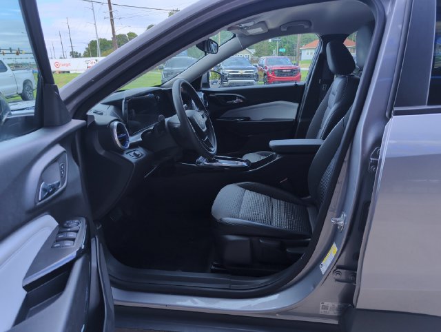 Used 2025 Chevrolet Trax LT FWD image 11