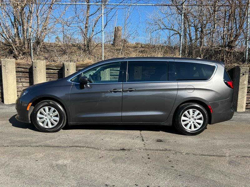 Used 2020 Chrysler Voyager L FWD image 8