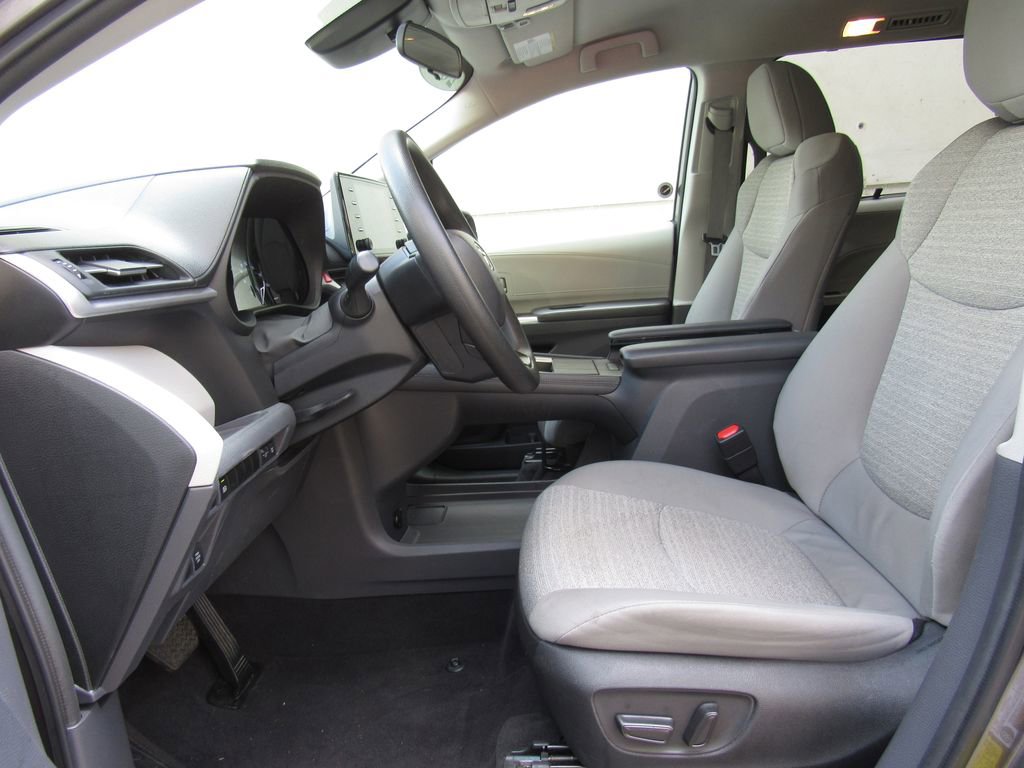 Certified 2023 Toyota Sienna LE AWD/4WD image 11