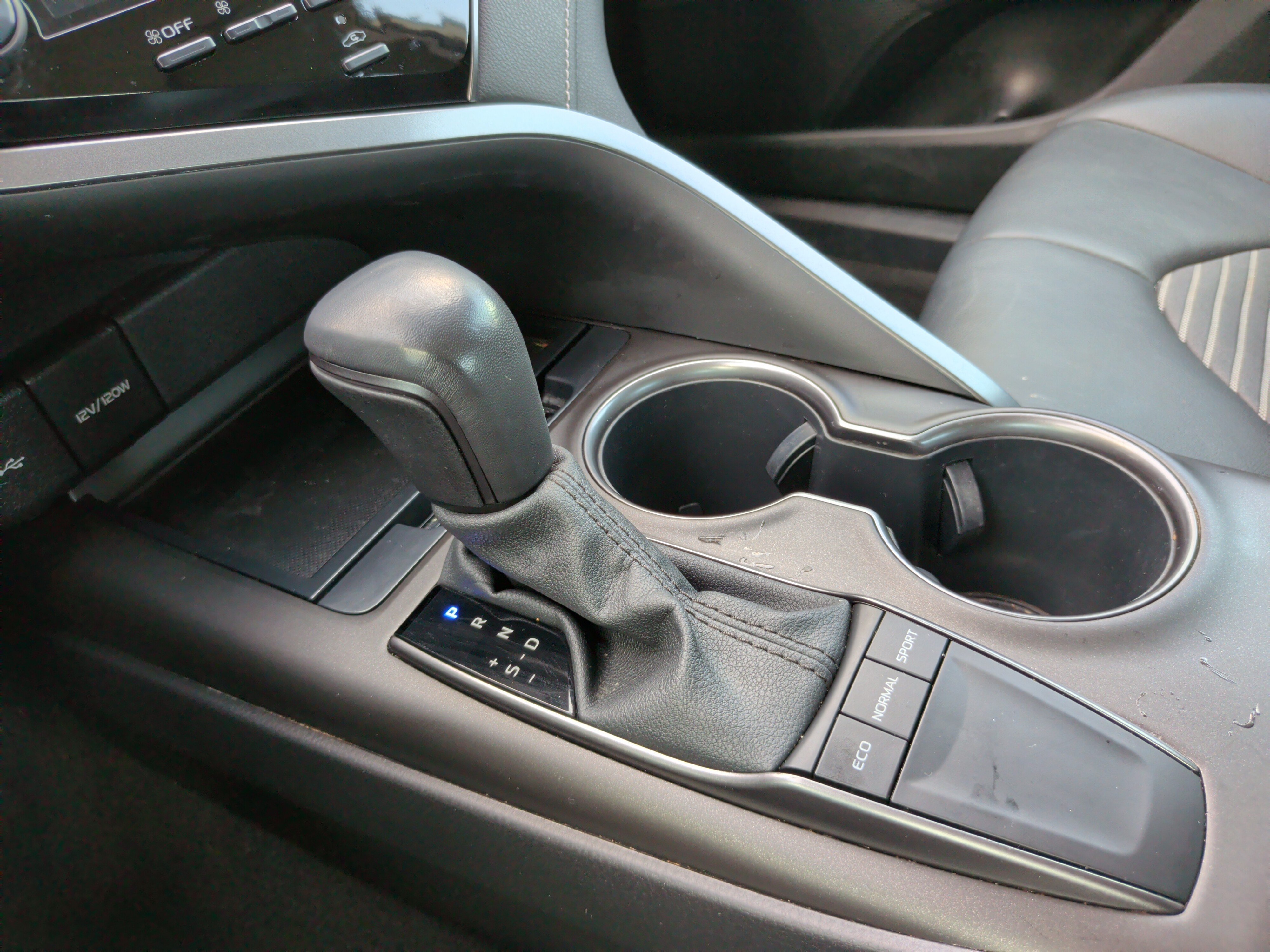 Used 2022 Toyota Camry SE w/ Carpet Mat Package (TMS) FWD image 17