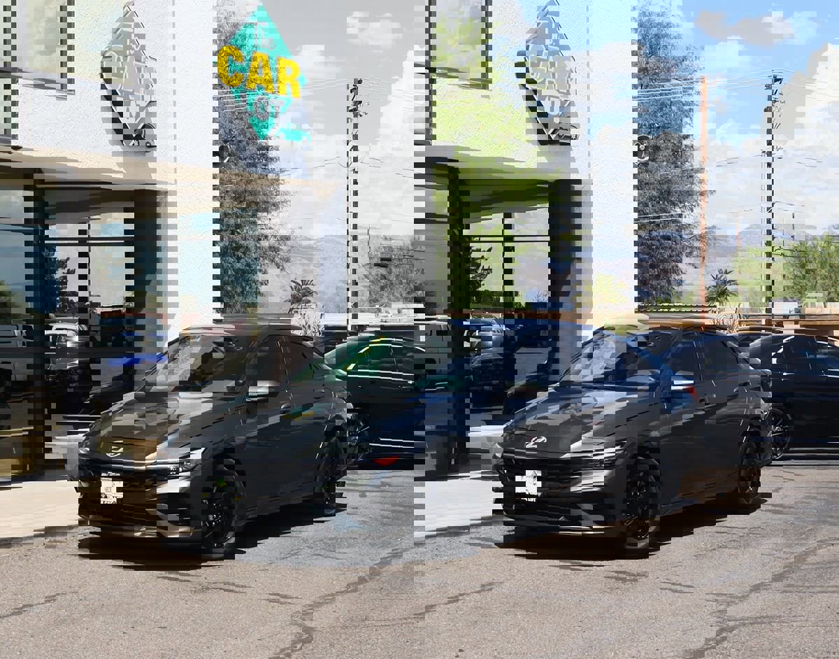 Used 2024 Hyundai Elantra SE image 2