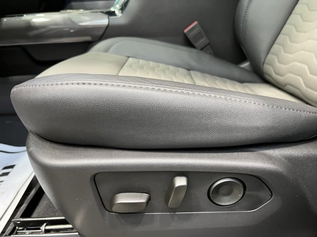 Used 2025 Chevrolet Silverado 2500 ZR2 w/ Technology Package image 9