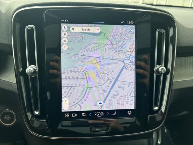 Certified 2025 Volvo XC40 B5 Plus image 22