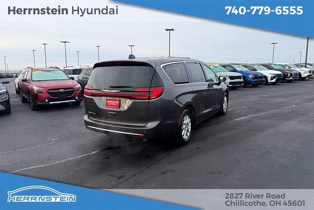 Used 2023 Chrysler Pacifica Touring-L image 29