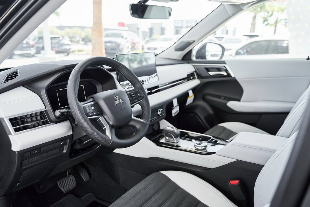 Used 2025 Mitsubishi Outlander SE FWD image 2
