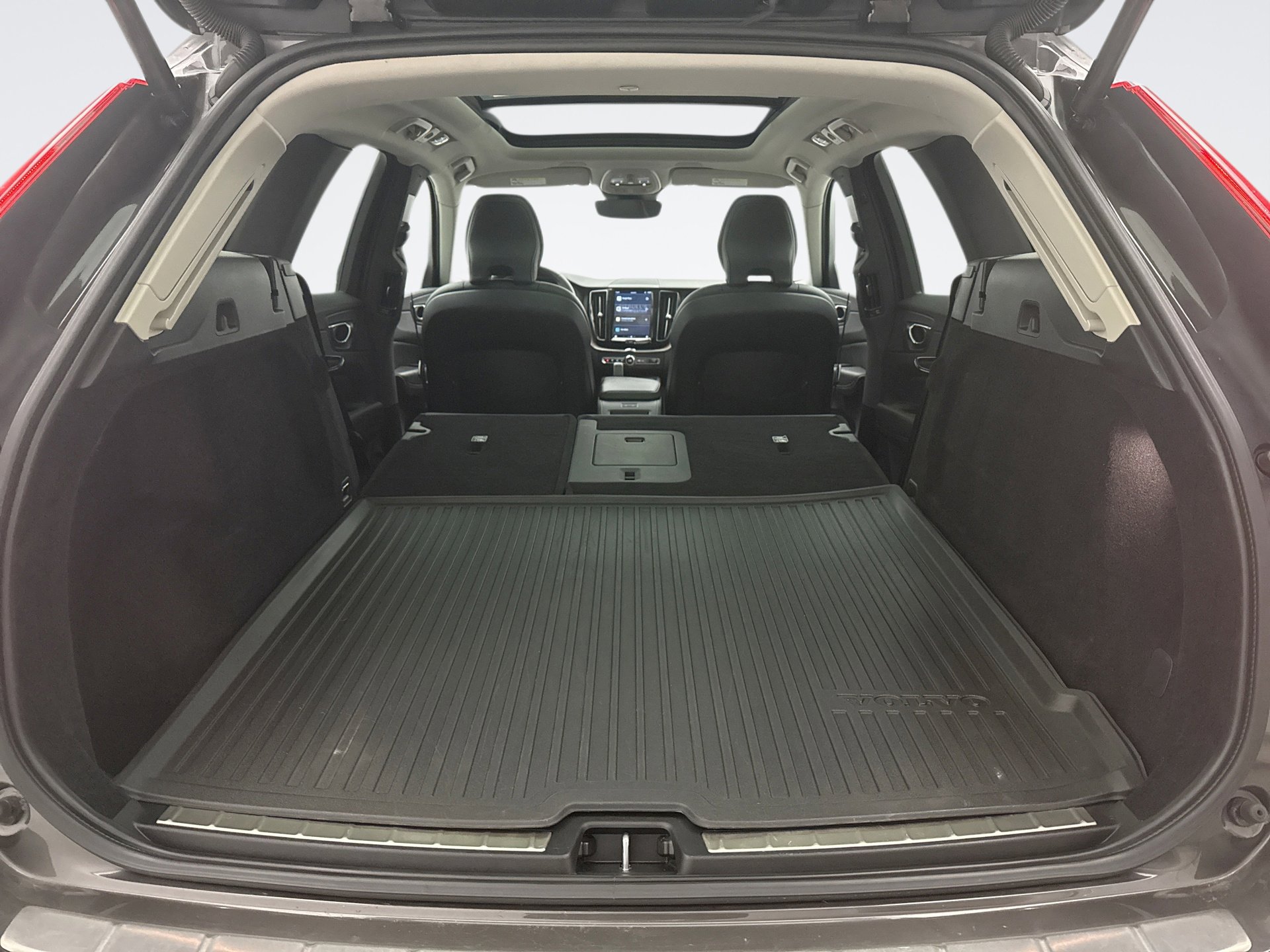 Used 2022 Volvo XC60 B5 Momentum w/ Climate Package image 24