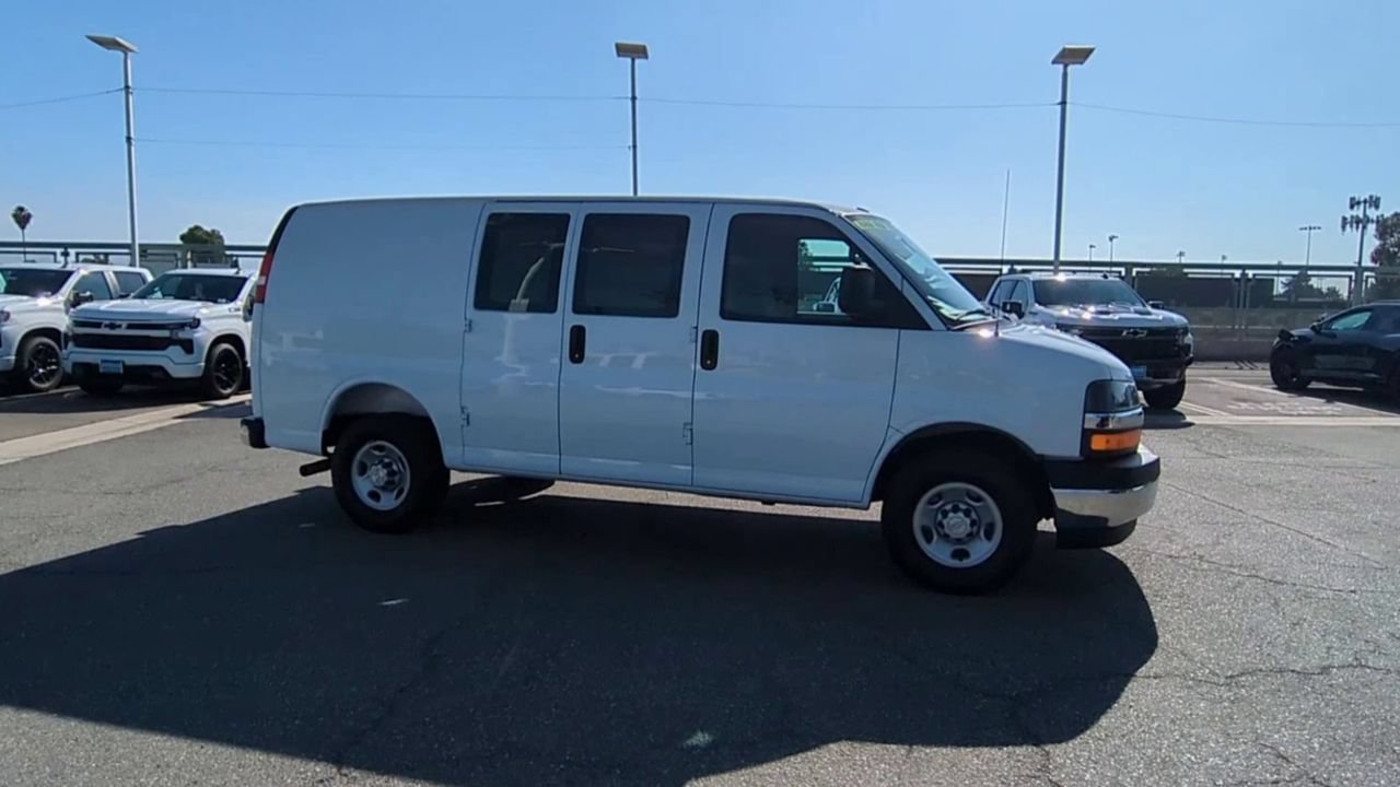 Used 2025 Chevrolet Express 2500 w/ Driver Convenience Package RWD image 9