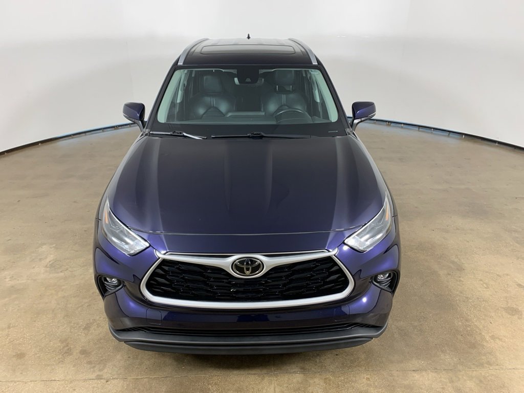 Used 2022 Toyota Highlander XLE image 3
