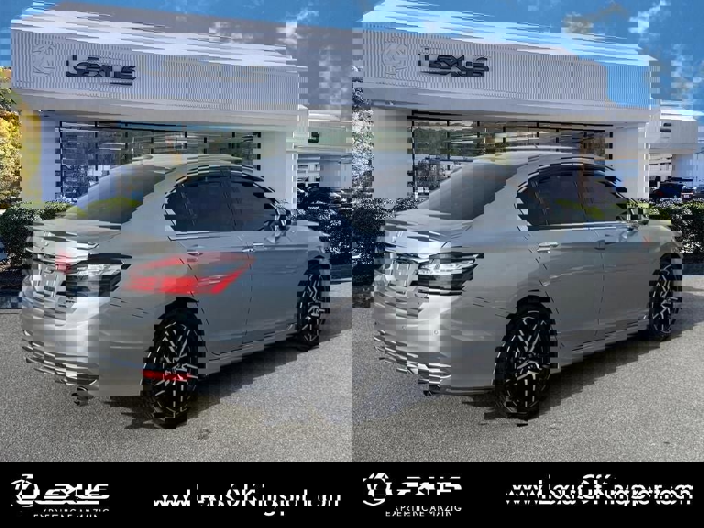 Used 2017 Honda Accord Touring image 5