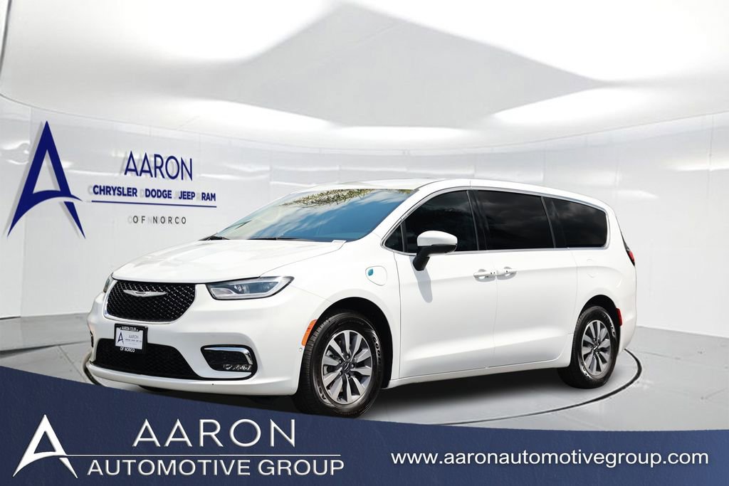 Used 2023 Chrysler Pacifica Touring-L w/ Uconnect Theater Family Group FWD image 1