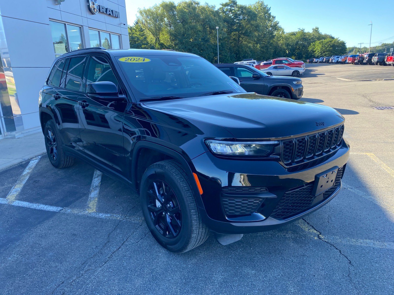 Used 2024 Jeep Grand Cherokee Altitude AWD/4WD image 7