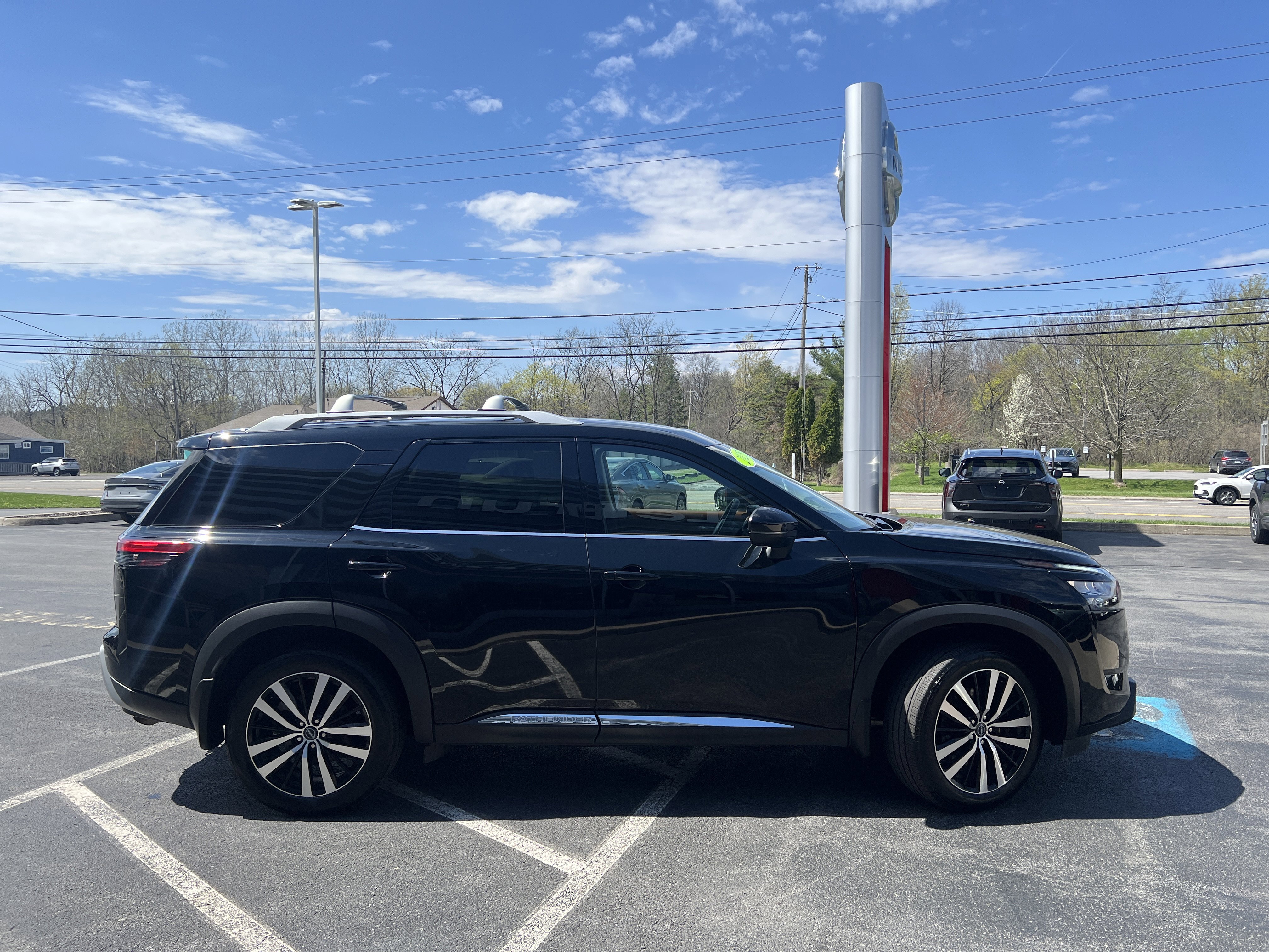 Used 2025 Nissan Pathfinder Platinum w/ Cargo Package AWD/4WD image 10