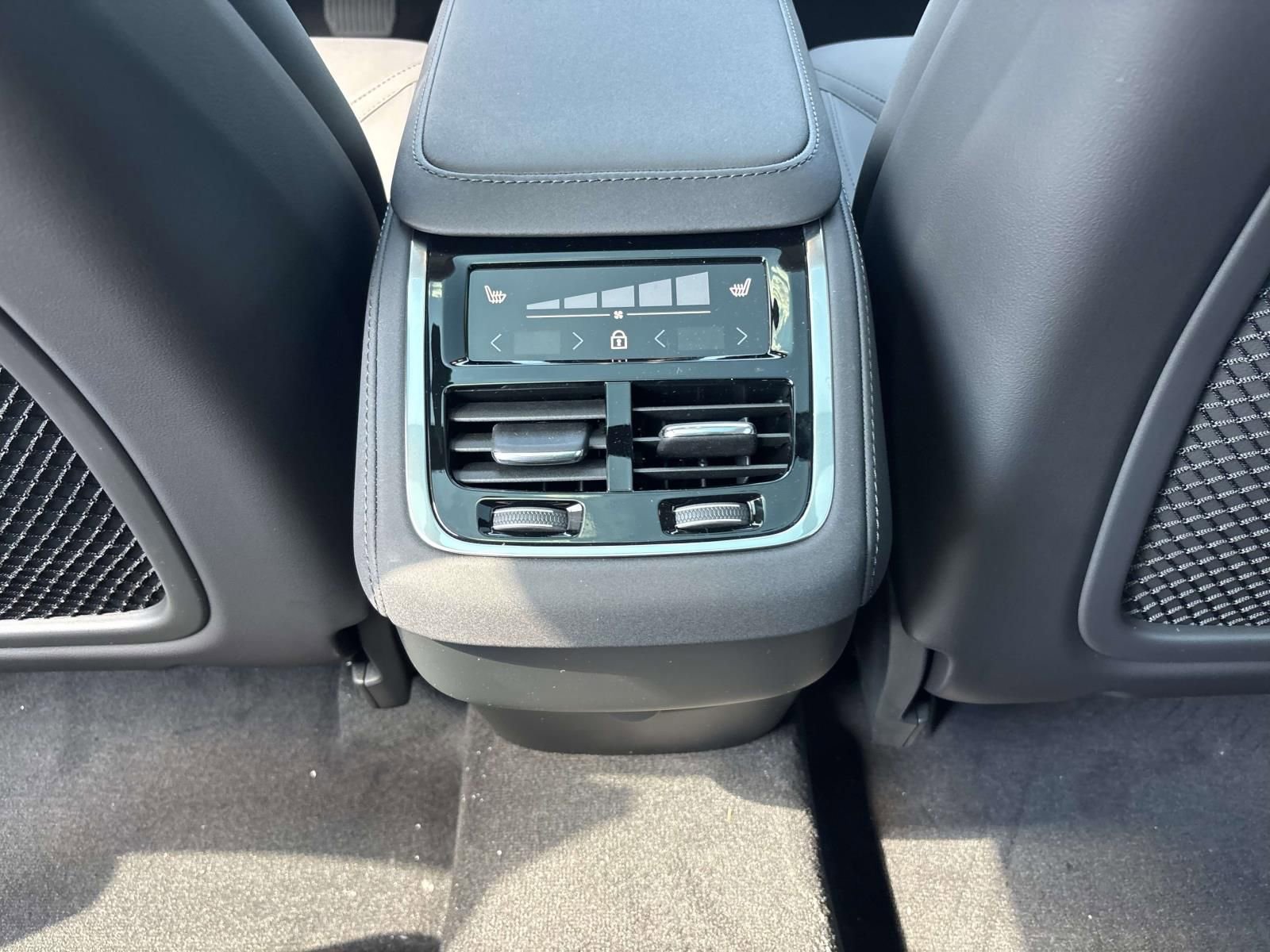 Used 2026 Volvo XC90 B6 Plus w/ Protection Package Premier AWD/4WD image 32