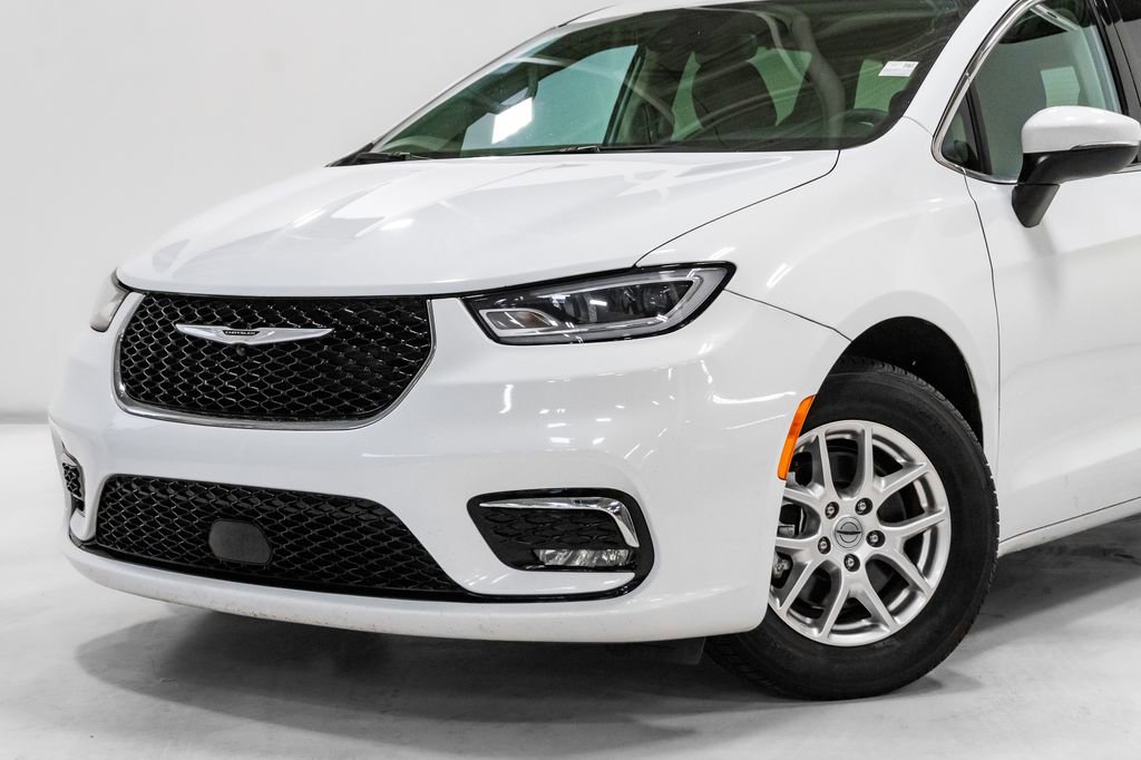 Used 2023 Chrysler Pacifica Touring-L FWD image 2