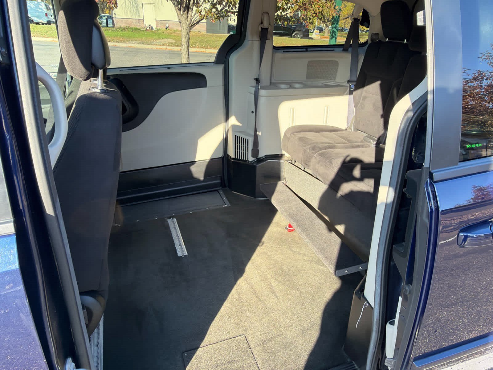 Used 2016 Dodge Grand Caravan SXT FWD image 12
