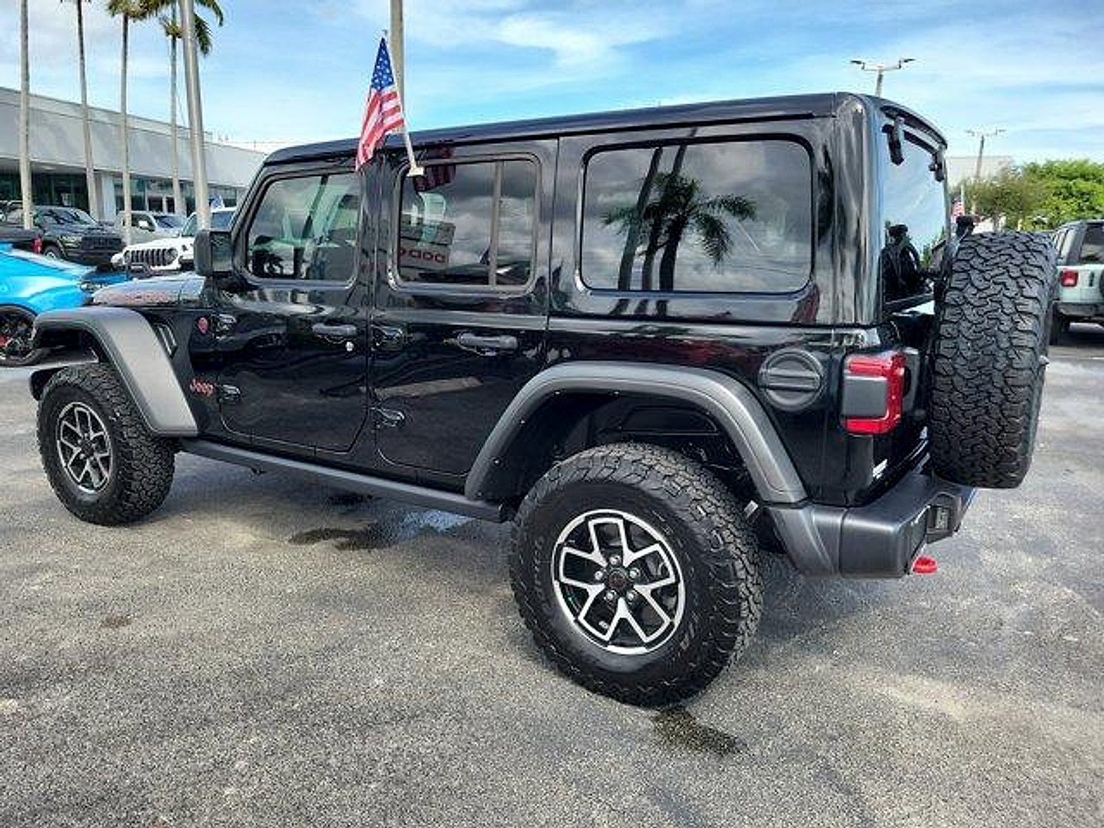 Used 2025 Jeep Wrangler Unlimited Rubicon w/ Convenience Group AWD/4WD image 5