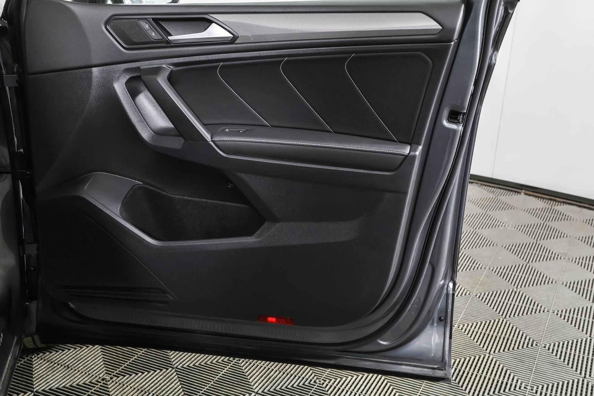 Used 2022 Volkswagen Tiguan SE image 48