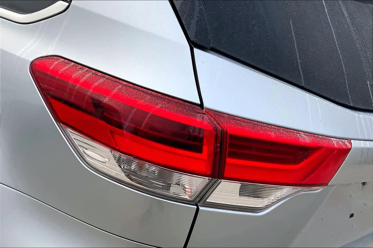 Used 2017 Toyota Highlander Plus FWD image 28