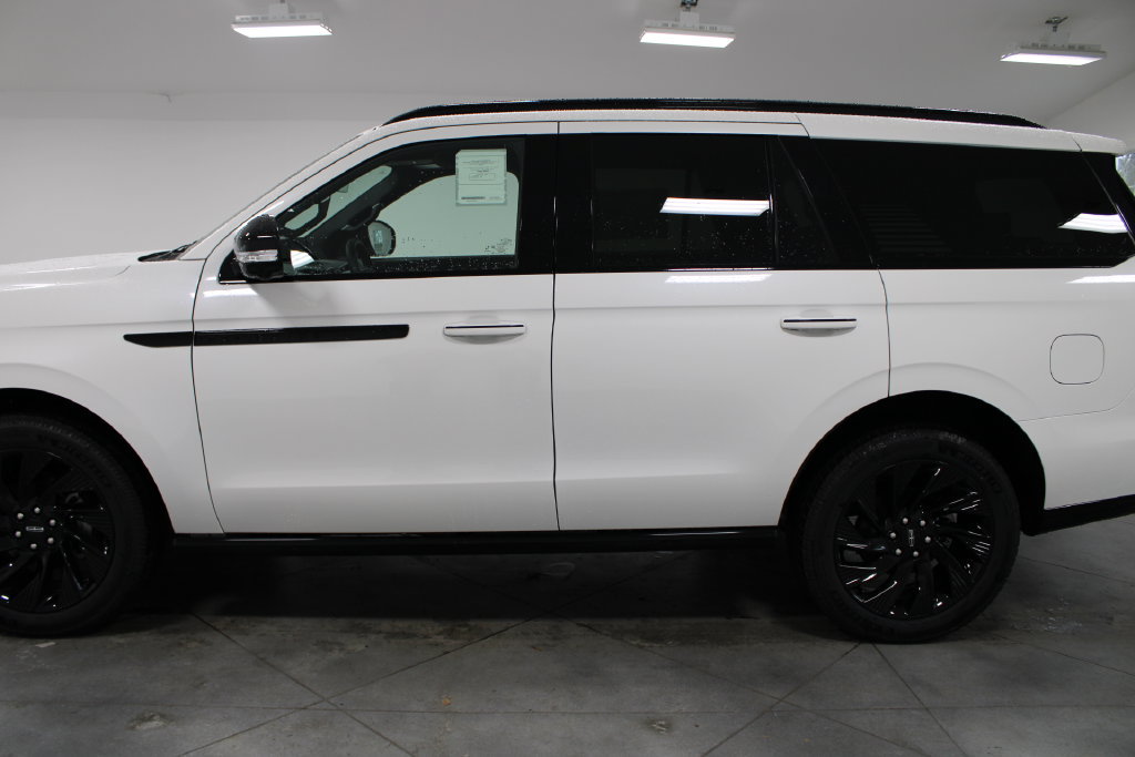 New 2026 Lincoln Navigator Reserve w/ Jet Appearance Package AWD/4WD image 5