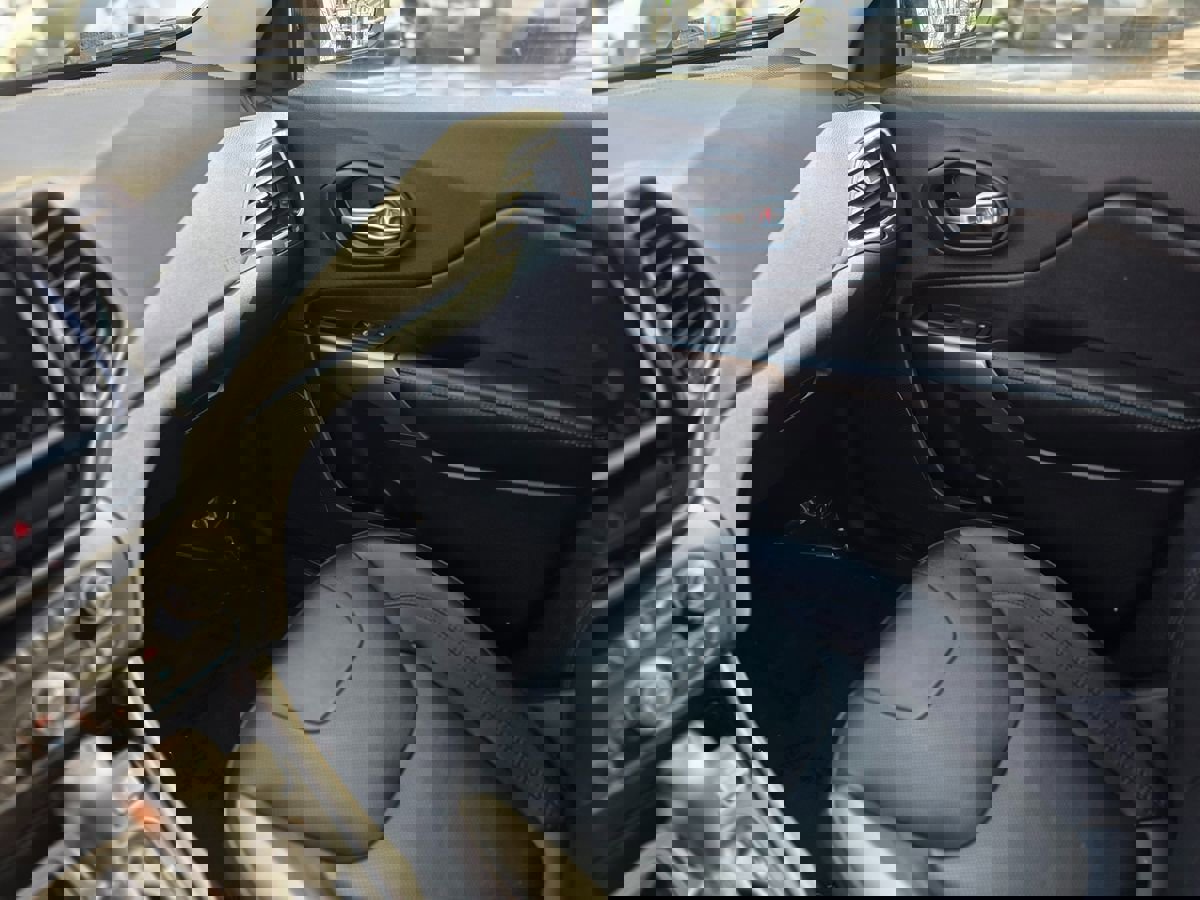 Used 2019 Jeep Cherokee Limited image 38