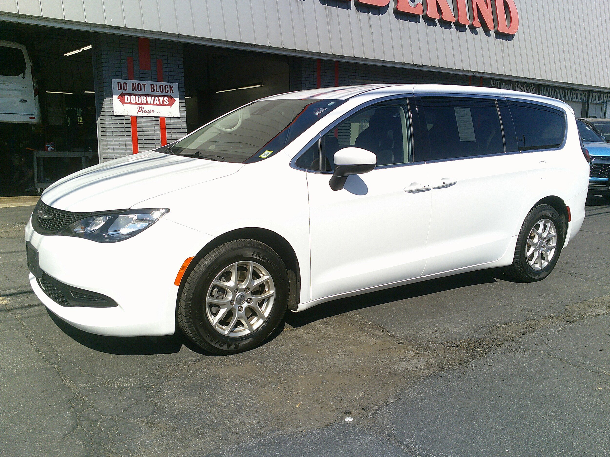 Used 2023 Chrysler Voyager LX FWD image 11
