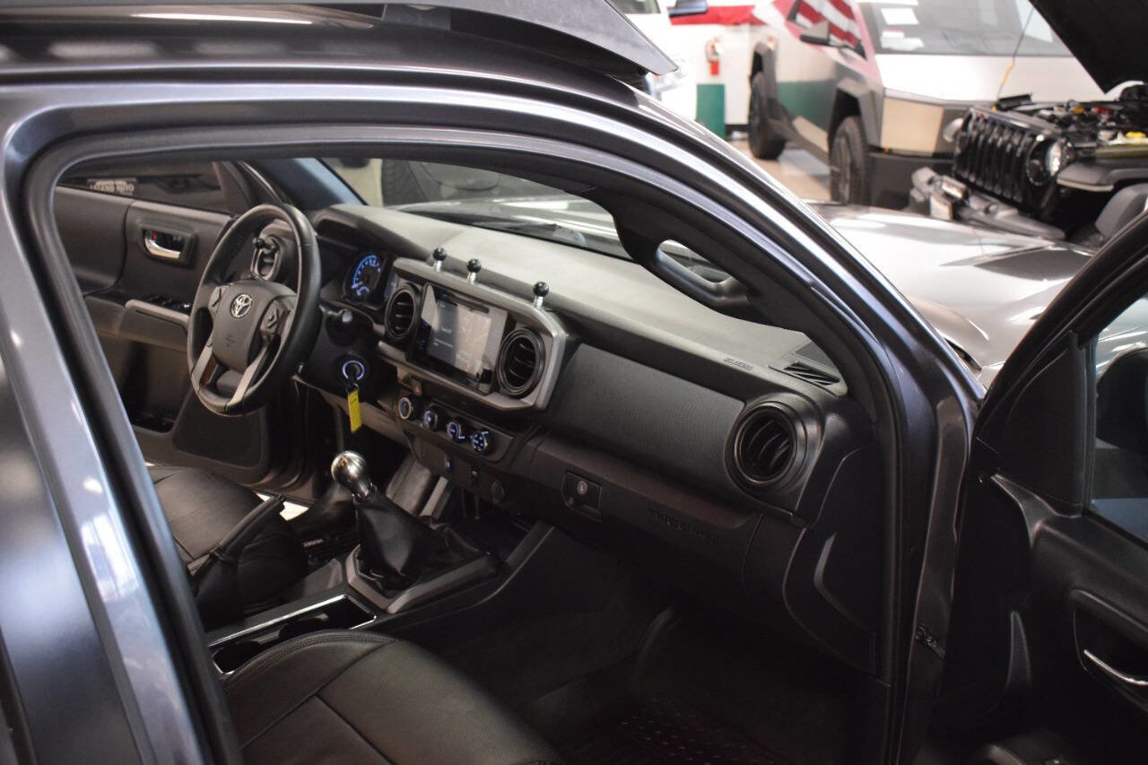 Used 2017 Toyota Tacoma TRD Off-Road image 48