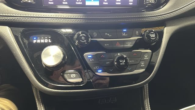 Used 2025 Chrysler Pacifica Limited FWD image 17