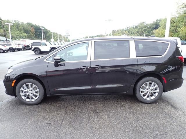 New 2026 Chrysler Pacifica Select image 2