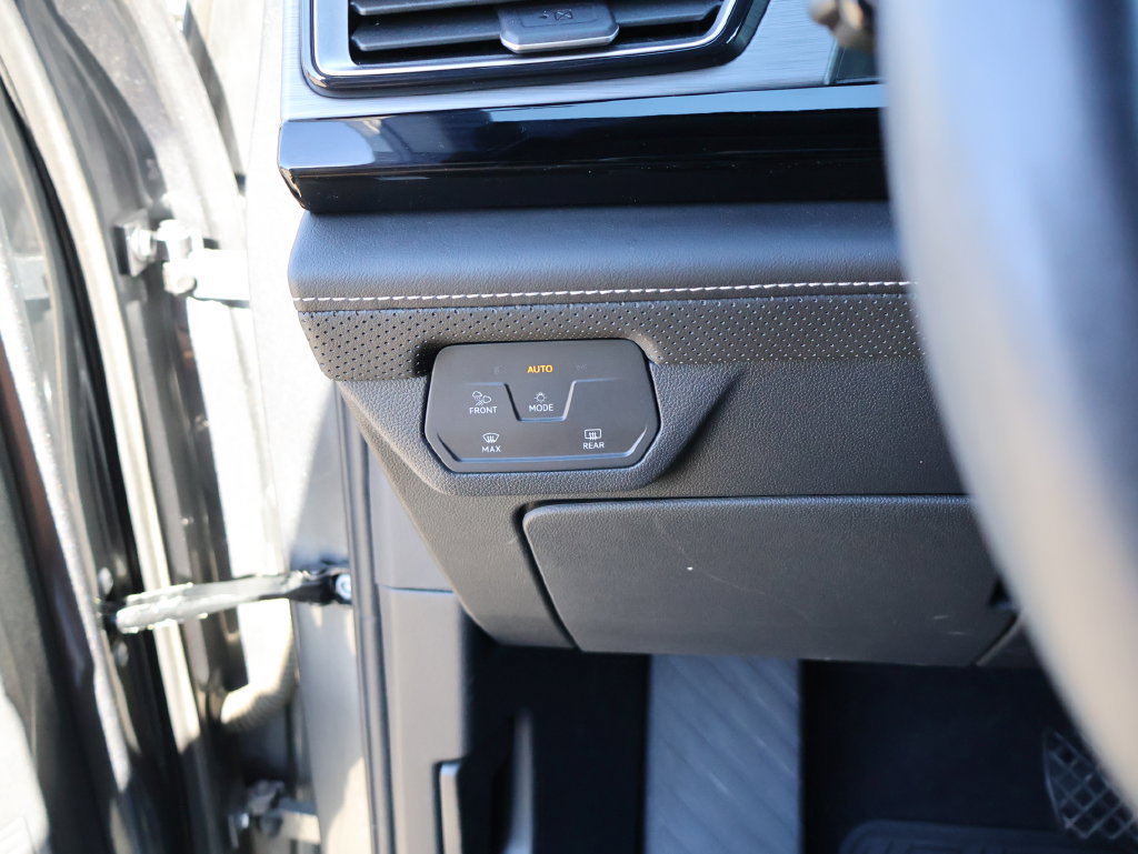 Certified 2024 Volkswagen Atlas Cross Sport SE w/ Panoramic Sunroof Package AWD/4WD image 29